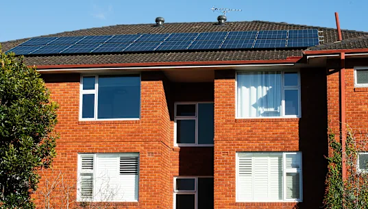 Tyler Peck, 24 ans, loue une maison plus ancienne à Melbourne et pourrait utiliser l'énergie solaire rechargeable pour réduire ses factures de chauffage en hiver.