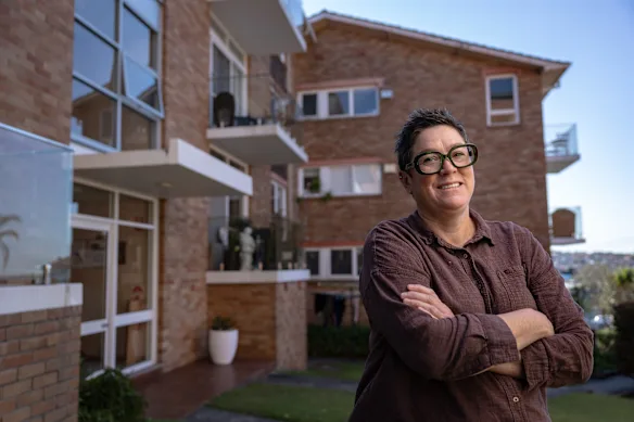 Karin Aubrey bénéficie de l'énergie solaire partagée dans son immeuble de Sydney, mais soutient l'énergie solaire rechargeable comme option sur le marché.