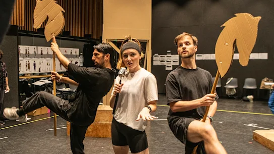 Hoofin' it : les acteurs Nat Jobe, Manon Gunderson-Briggs et Shay Debney, ainsi que la chorégraphe Ellen Simpson, passent en répétition.