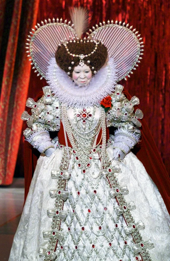 L'animatrice Whoopi Goldberg apparaît dans le rôle de la reine Elizabeth, dans un costume de Bob Mackie, lors de la 71e cérémonie annuelle des Oscars à Los Angeles en 1999.
