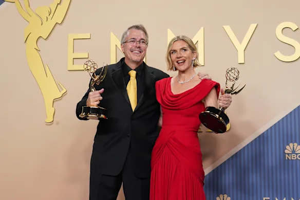 Vince Gilligan et Rhea Seehorn, gagnants de Pluribus.