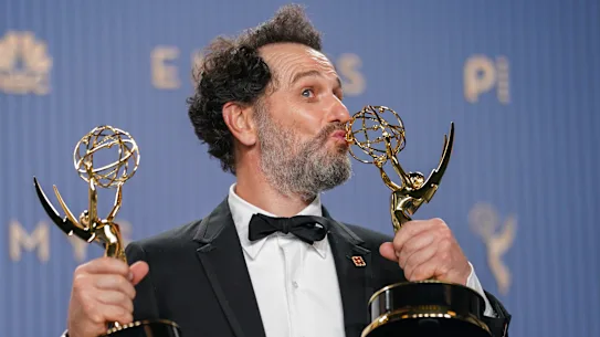 Matthew Rhys est devenu le premier homme à remporter deux catégories principales d'acteur la même année, pour la comédie et les séries limitées.