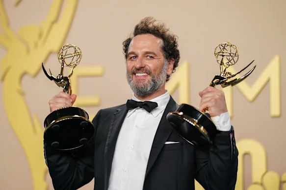 Matthew Rhys avec les prix d'acteur principal exceptionnel dans une série ou un film limité ou d'anthologie, pour The Beast In Me, et d'acteur principal exceptionnel dans une série comique, pour Widow's Bay.