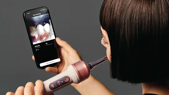 Vendue au prix de 799 $, la brosse à dents électrique Dyson CameraJet peut vous montrer des choses que vous n'avez jamais vues auparavant (et que vous ne voudrez peut-être jamais revoir).
