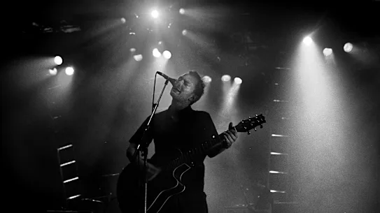 Thom Yorke de Radiohead se produit au Festival Hall de Melbourne en 1998.