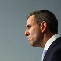 Rapport intergénérationnel : le trésorier Jim Chalmers prépare le caucus à des perspectives économiques sombres alors que les problèmes de productivité s&rsquo;accentuent