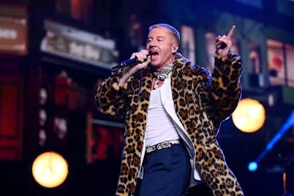 Macklemore se produisant à Melbourne en 2024.