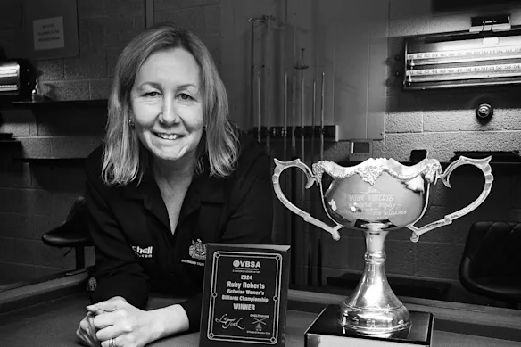 Pas seulement de la chance : Julie Watson est une championne de billard, mais certains hommes dans ce sport doutent encore de ses capacités.