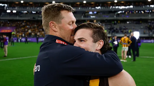 Un baiser sur la tête de l'entraîneur de Hawthorn, Sam Mitchell, à Nick Watson après la victoire finale de qualification contre Fremantle. 