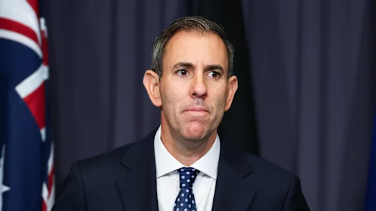 Le trésorier Jim Chalmers lors d'une conférence de presse à Canberra.