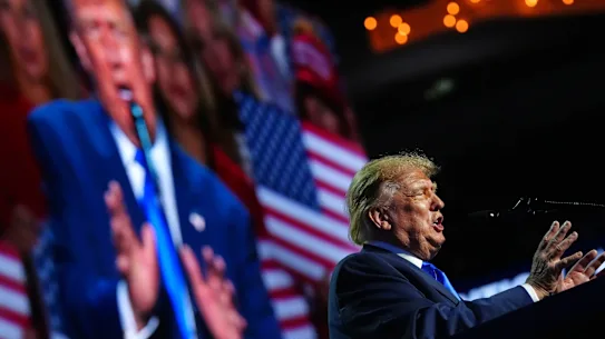 Donald Trump a promis, sans financement, de 1 300 milliards de dollars de donner à tous les Américains des chèques de 5 000 dollars, ce qui gonflerait le déficit et aggraverait l'inflation.