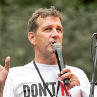 Rhys Muldoon ambassadeur de l&rsquo;Australia Day : un ancien acteur de Play School exclu de son rôle suite à la réapparition de tweets offensants