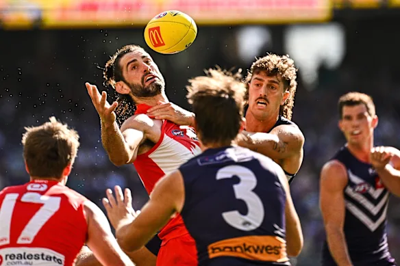 Le duel entre Brodie Grundy de Sydney et Luke Jackson de Fremantle sera crucial pour la finale préliminaire de vendredi soir.