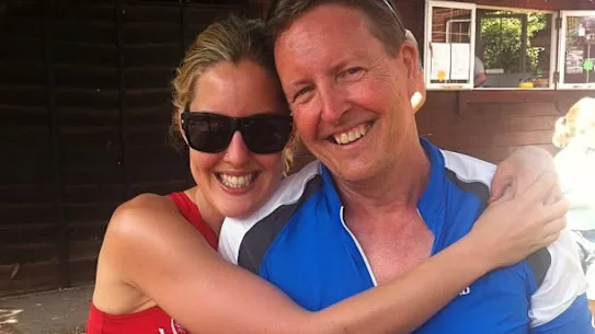 Amy Molloy avec son père, Steve, qui a eu plusieurs épisodes de cancer.