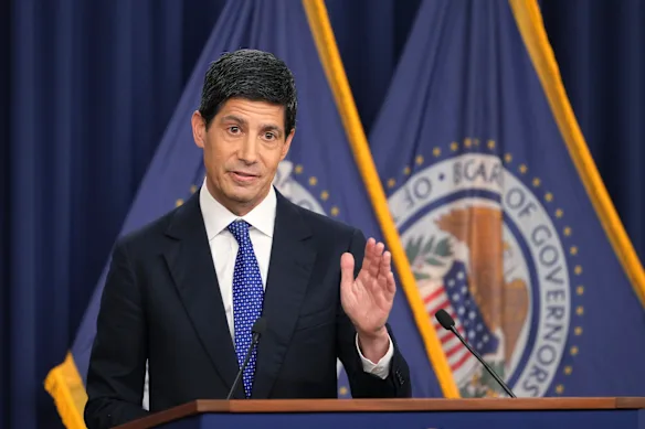 Le président du conseil d'administration de la Réserve fédérale, Kevin Warsh, lors d'une conférence de presse à la suite de la décision.