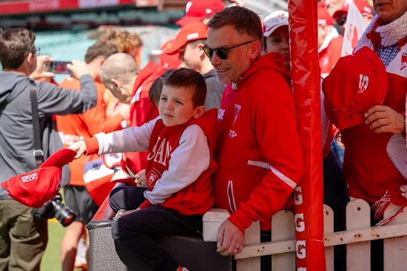 Paddy O'Sullivan et son fils Tadgh attendent des autographes à l'entraînement des Sydney Swans jeudi. 