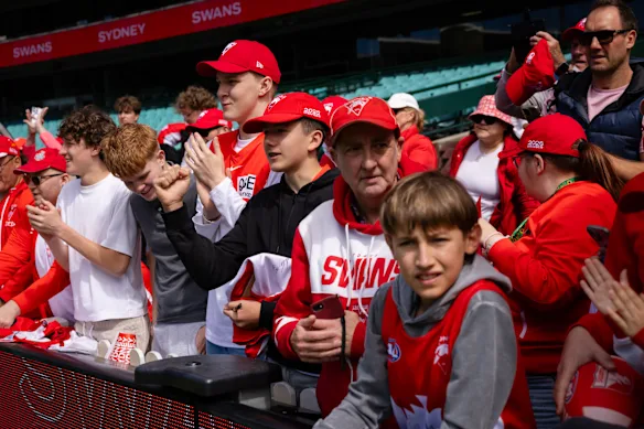 Les supporters des Swans au SCG jeudi pour la séance d'entraînement ouverte avant la finale préliminaire de vendredi contre Fremantle.