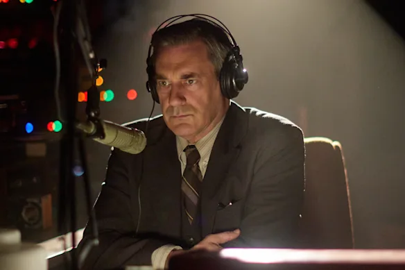 Jon Hamm dans le rôle du présentateur d'information Fred Heckman dégage la même autorité calme que les téléspectateurs aimaient dans le personnage qui l'a rendu célèbre, Don Draper de Mad Men.