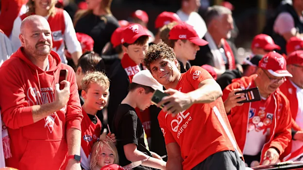 Charlie Curnow pose pour des selfies avec les fans des Swans jeudi.