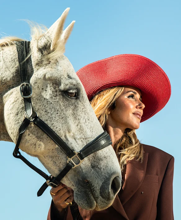 Edwards porte un costume Acne Studios et un chapeau Ford Millinery. 