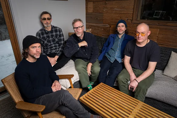 Membres de The National (de l'arrière gauche) : Matt Berninger, Aaron Dessner, Bryce Dessner, Bryan Devendorf et Scott Devendorf. 