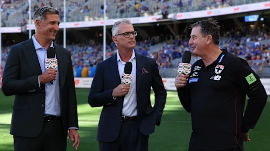 Adam Simpson (au centre) avec l'entraîneur de St Kilda Ross Lyon et Matthew Pavlich. 