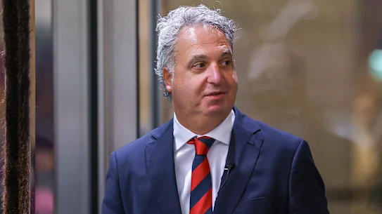 L'ancien PDG du Melbourne Football Club, Paul Guerra, a intenté une action en justice contre le club après avoir été limogé en avril.