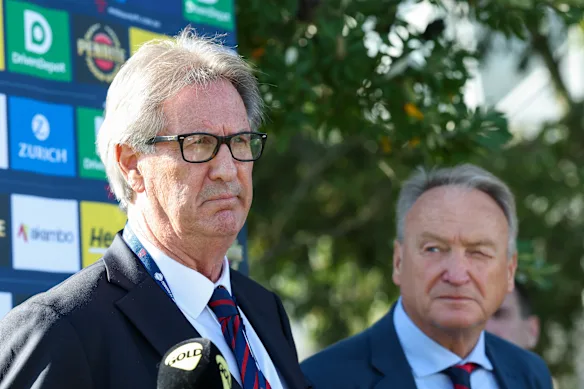 Le président des Demons, Steven Smith, aux côtés du directeur général par intérim Brian Cook, qui a succédé à Paul Guerra.