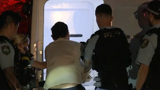 Un homme a été arrêté après le décès d'une femme âgée d'environ 90 ans dans une maison de Bondi.