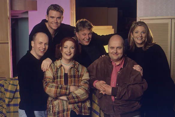 Julia Zemiro (au fond à droite) dans le casting de Totally Full Frontal en 1998.