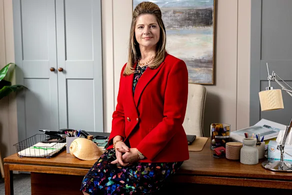 Dans Fisk, Roz Gruber de Julia Zemiro dirige un navire serré.