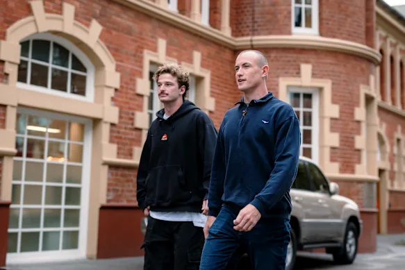Riley Bice et Chad Warner arrivent au siège des Sydney Swans.