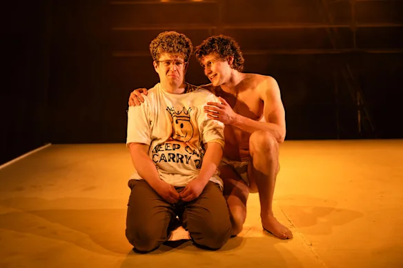 Oliver Cowen et Angus Leighton dans une scène de Lord of the Flies at Theatre Works. 