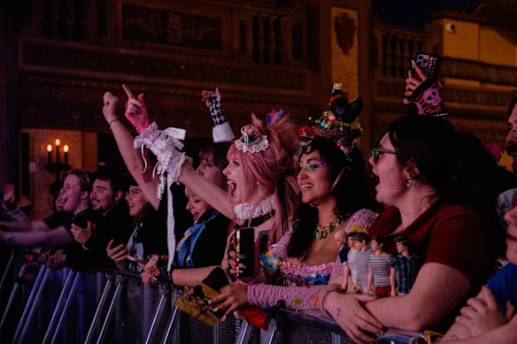 Les fans d'Ashnikko sont une mer de fées à paillettes et de gothiques scintillants.