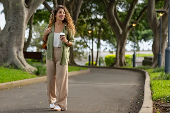 Regarder votre téléphone ne donne pas de répit à votre cerveau, mais faire une petite promenade oui.