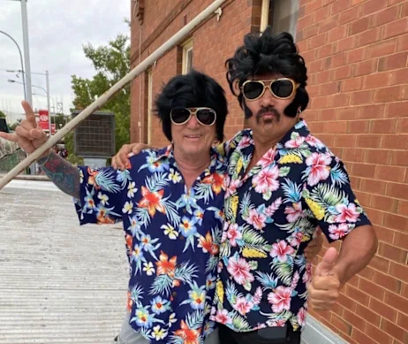 Angry Anderson (à gauche) et Paul Fenech au Parkes Elvis Festival en 2021.