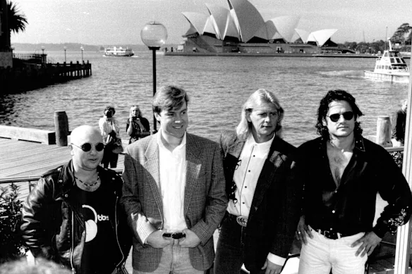 Anderson en colère avec ses co-stars de Jesus Christ Superstar (à partir de la deuxième gauche) Anthony Warlow, John Farnham et Jon Stevens en 1992.
