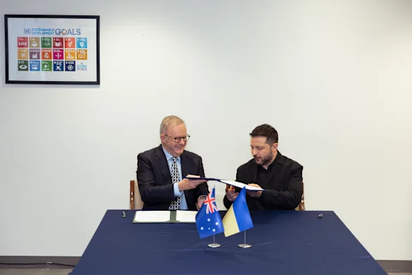 L'accord de 10 ans fournit un cadre permettant à l'Australie et à l'Ukraine d'approfondir leur coopération dans les domaines militaire, du renseignement, de la cybersécurité et de l'industrie de la défense, tout en couvrant également l'assistance énergétique, le soutien humanitaire et la reconstruction.