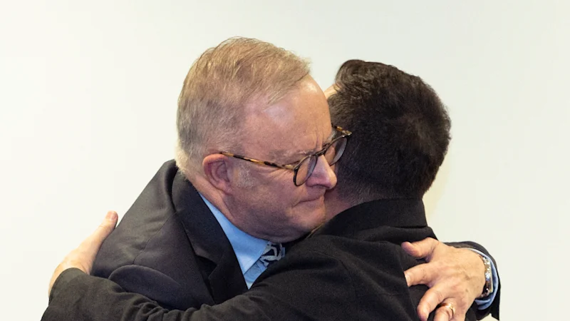 Relations Australie-Ukraine : le Premier ministre Anthony Albanese embrasse le président ukrainien Volodymyr Zelensky alors qu'ils signent un pacte de défense de 10 ans