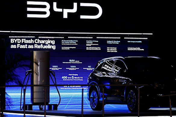 Geely a battu BYD en utilisant un système à tension plus élevée. Sa nouvelle batterie utilise un système électrique de 800 volts et la tension plus élevée permet d'injecter davantage d'électricité dans la batterie à la fois, contribuant ainsi à réduire les temps de charge.