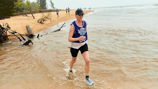 L'auteur aborde l'épreuve Red Bull Defiance de 150 kilomètres dans le nord du Queensland. Les ultramarathons comme ceux-ci ont vu leur taux de participation décupler au cours des 20 dernières années.