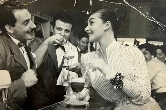 Leo (à gauche) et Vildo Pellegrini, avec une inconnue, dans le café éponyme qu'ils ont ouvert sur Bourke Street à Melbourne en 1954.