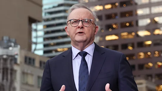 Le Premier ministre Anthony Albanese s'adressant aux journalistes à New York mercredi, AEST.