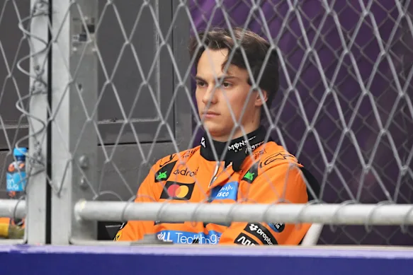 Oscar Piastri regarde après sa chute lors du Grand Prix d'Azerbaïdjan 2025.