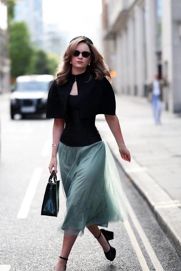 Des tailles et des jupes plus cintrées, comme celles de la Fashion Week de Londres, font leur apparition ici pour l'été.