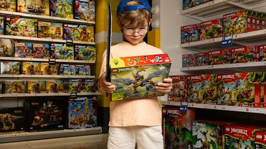Leo Fenton-Wells, six ans, regarde la gamme Ninjago Lego au magasin Lego du centre commercial Pitt Street.