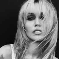 Critiques d&rsquo;albums de Miley Cyrus Bass Persuades et Mike Nock & Leah Berry The Gift