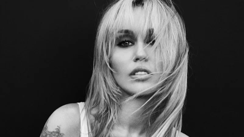 Critiques d'albums de Miley Cyrus Bass Persuades et Mike Nock & Leah Berry The Gift