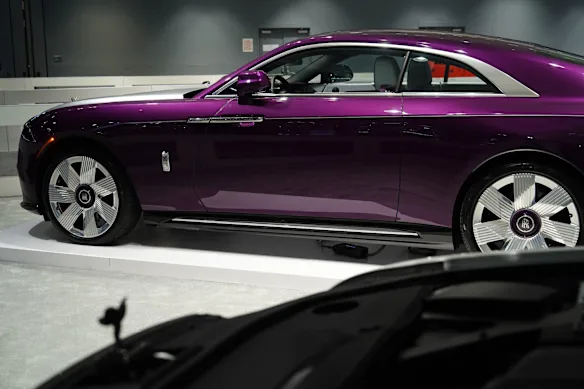 Au-delà de Ferrari, Rolls-Royce, propriété de BMW, est le seul autre grand constructeur automobile ultra-luxe qui vend actuellement un véhicule électrique.