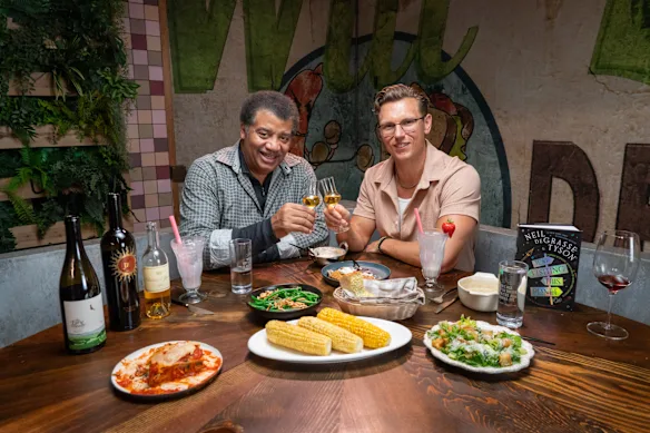 Neil deGrasse Tyson apparaît dans Last Meals avec Josh Scherer.